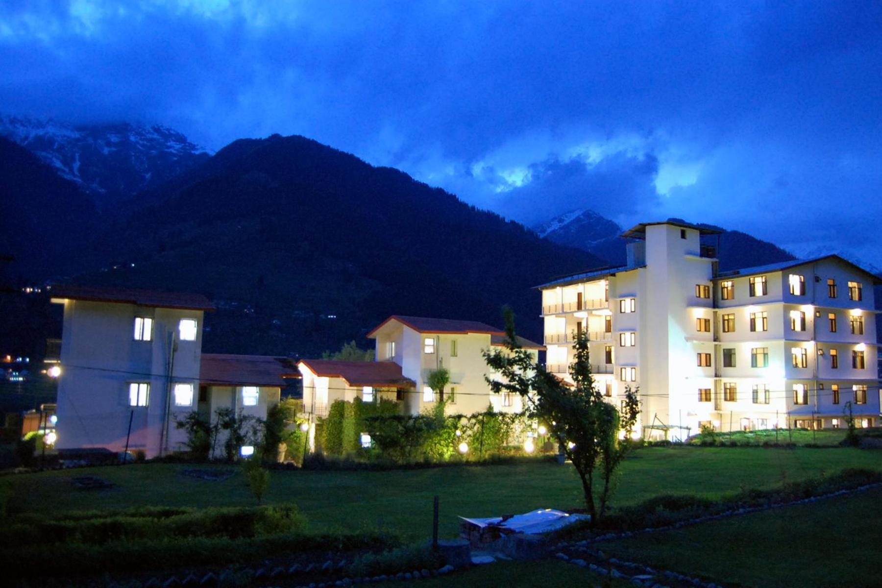 De Vivendi Resorts With 35000 Sqft Open Lawn With Bbq Manāli Extérieur photo