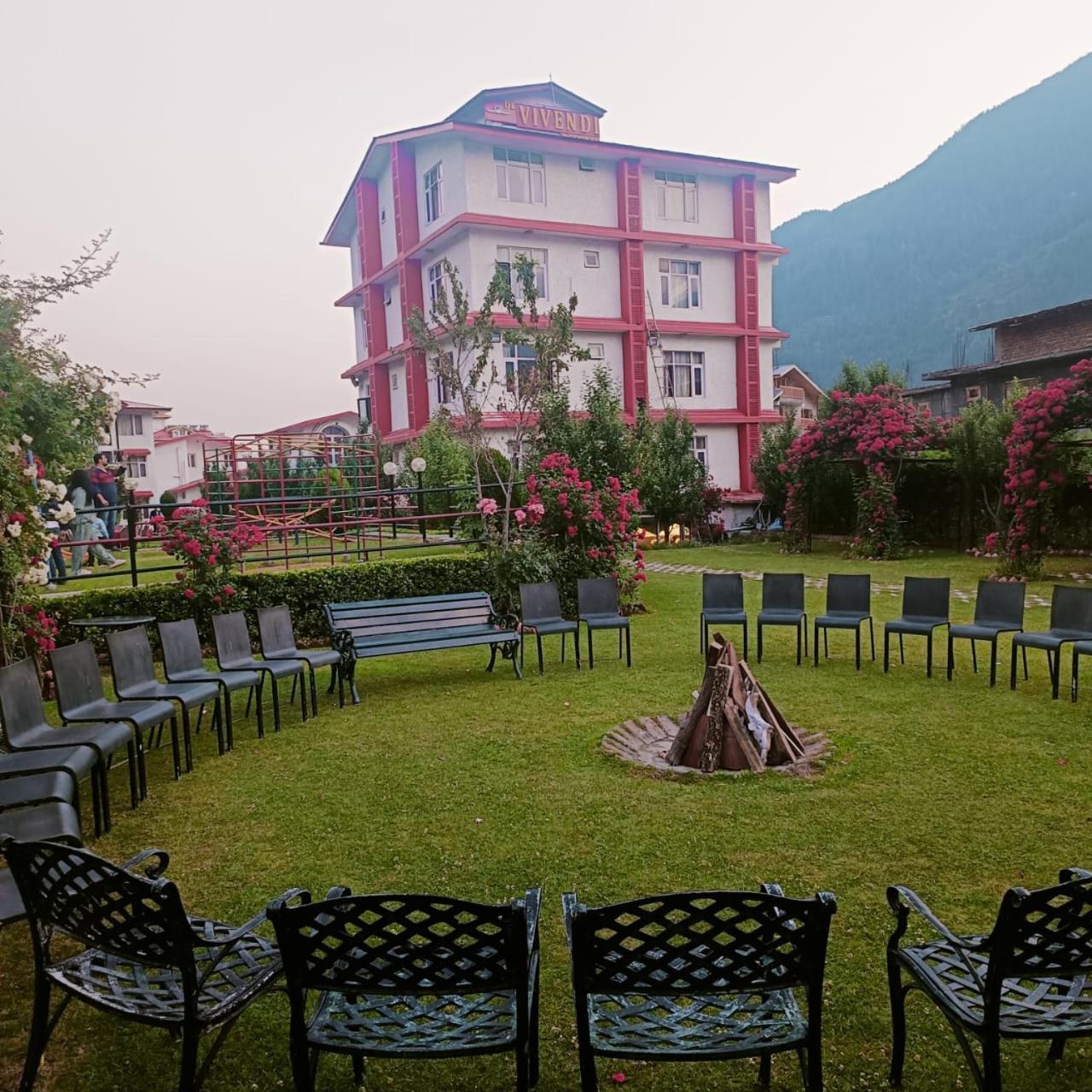 De Vivendi Resorts With 35000 Sqft Open Lawn With Bbq Manāli Extérieur photo